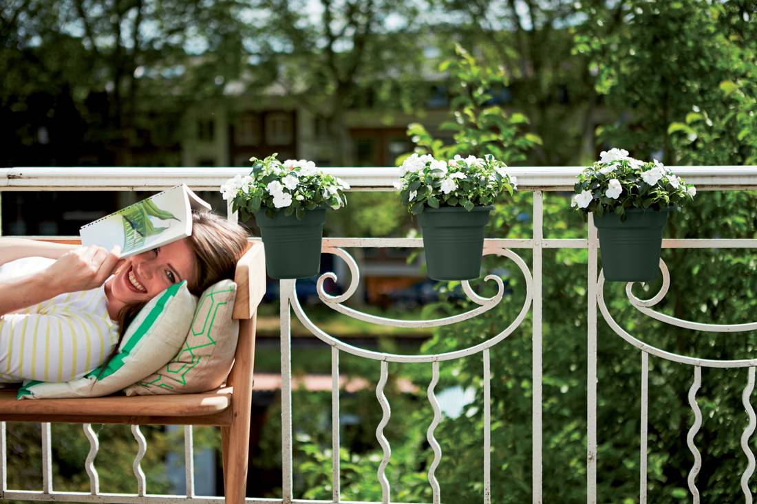 green_basics_easy_hanger_leaf_green.i2